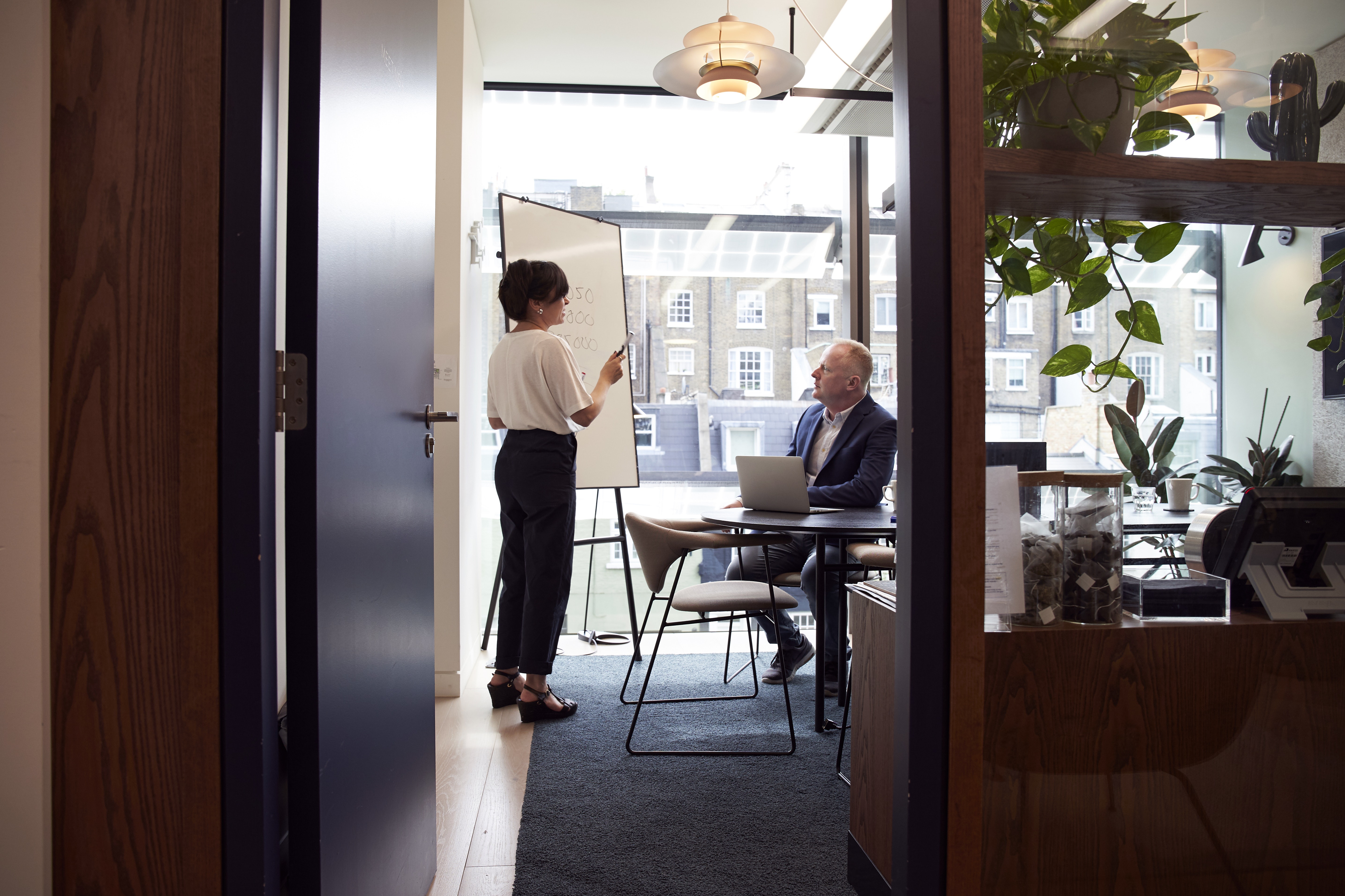 Two poeple talking in an office